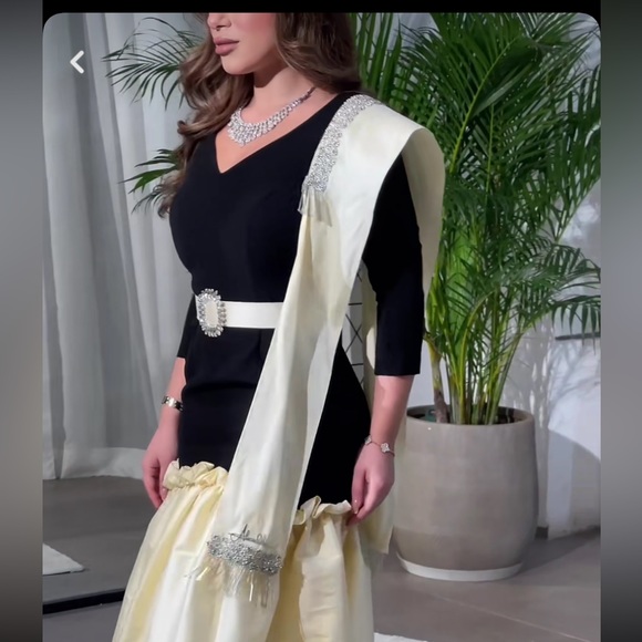 Dresses - Picture 3 of 4